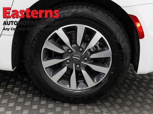 Used 2023 Chrysler Pacifica Touring-L FWD image 34