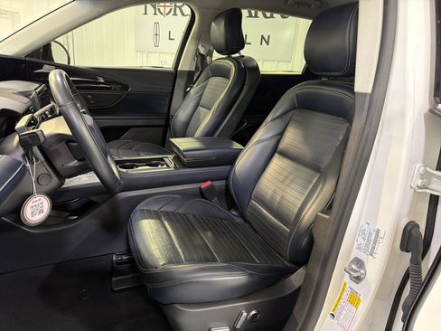 Used 2024 Lincoln Nautilus Reserve image 9