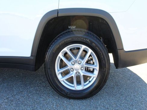 Used 2023 Jeep Grand Cherokee L Laredo image 17