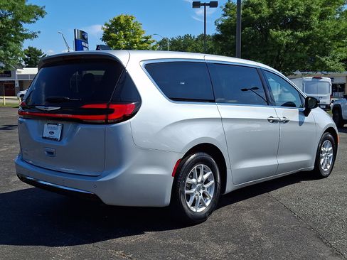 Used 2024 Chrysler Pacifica Touring-L FWD image 6