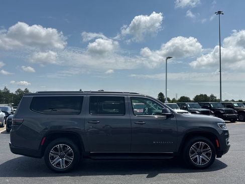 Used 2024 Jeep Wagoneer L Series II w/ Flexible Seating Group AWD/4WD image 2