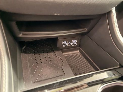 Used 2025 Chrysler Pacifica Limited image 23