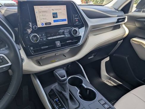 Used 2023 Toyota Highlander XLE FWD image 25