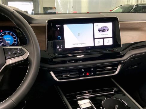 Used 2024 Volkswagen Atlas SE w/ Panoramic Sunroof Package image 6