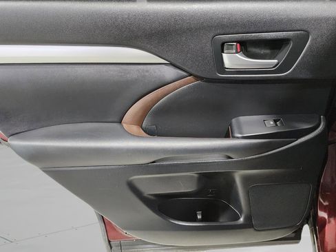 Used 2015 Toyota Highlander XLE image 35