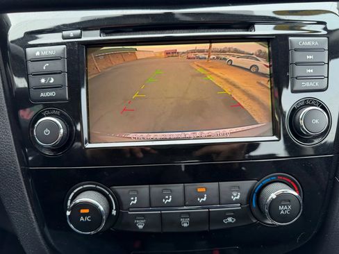 Used 2018 Nissan Rogue S image 22