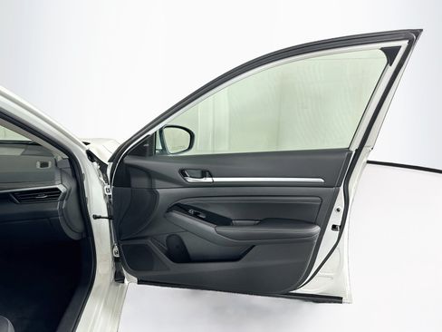 Used 2023 Nissan Altima 2.5 SV w/ SV Premium Package FWD image 31