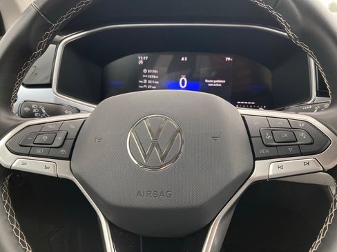 Used 2025 Volkswagen Taos SE FWD image 16