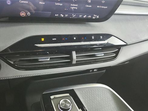 Used 2025 Buick Enclave Sport Touring image 28