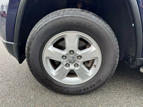 Used 2012 Jeep Grand Cherokee Laredo w/ Laredo E Group image 9