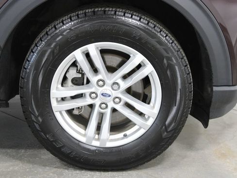 Used 2023 Ford Explorer XLT w/ Equipment Group 202A AWD/4WD image 14
