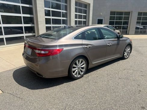 Used 2013 Hyundai Azera w/ Technology Pkg FWD image 2