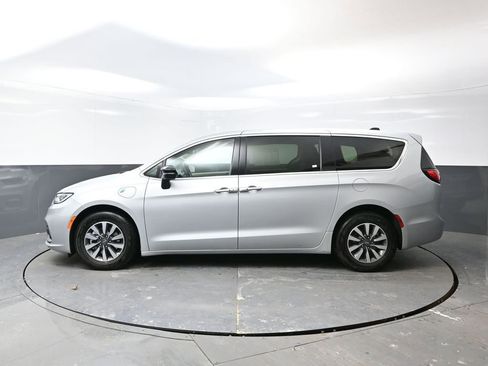 Used 2024 Chrysler Pacifica Select image 11