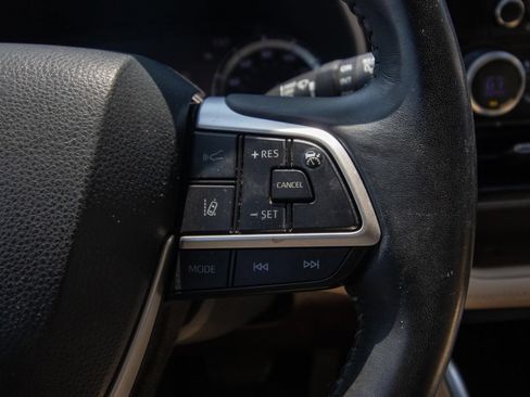 Used 2022 Toyota Highlander XLE AWD/4WD image 27