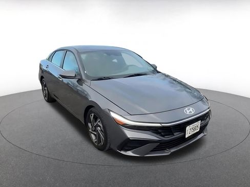 Used 2025 Hyundai Elantra SEL image 3
