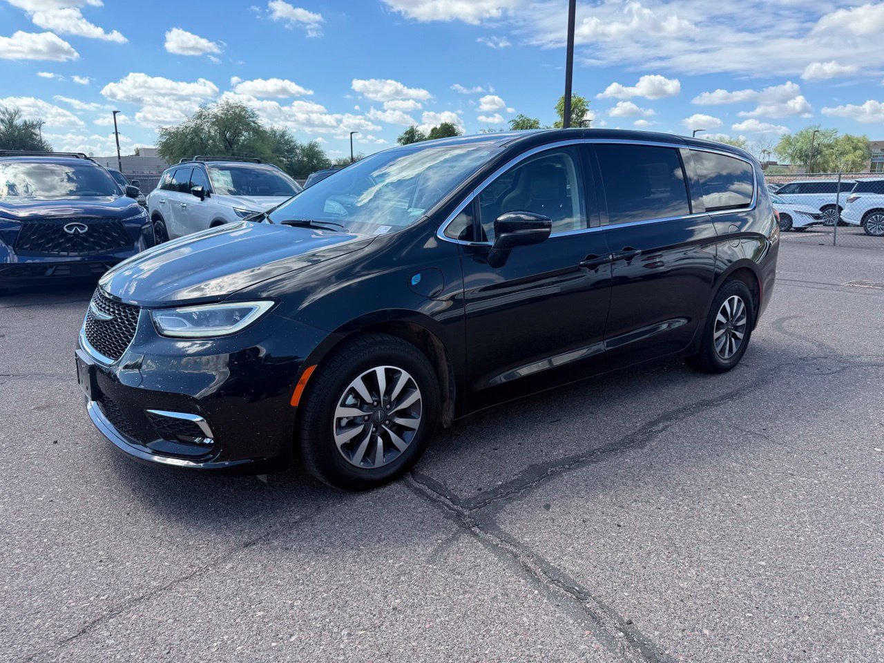 Used 2023 Chrysler Pacifica Touring-L FWD image 1