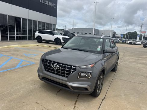 Used 2023 Hyundai Venue SEL FWD image 4