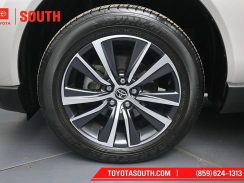 Used 2023 Toyota Venza LE AWD/4WD image 38