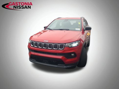 Used 2024 Jeep Compass Latitude image 40
