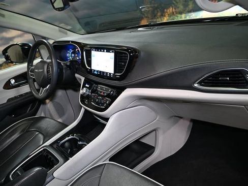 Used 2023 Chrysler Pacifica Limited FWD image 68