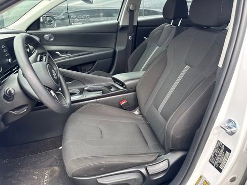 Used 2025 Hyundai Elantra SE FWD image 9
