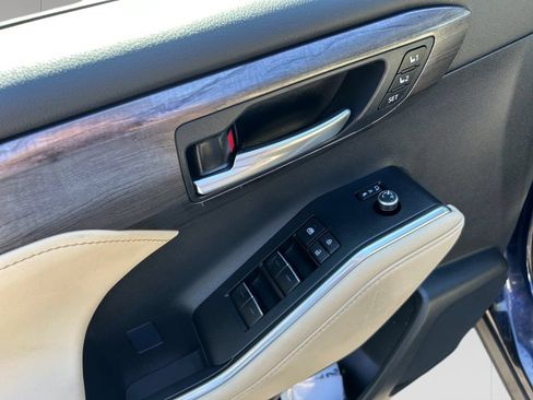 Used 2025 Toyota Highlander Limited AWD/4WD image 11