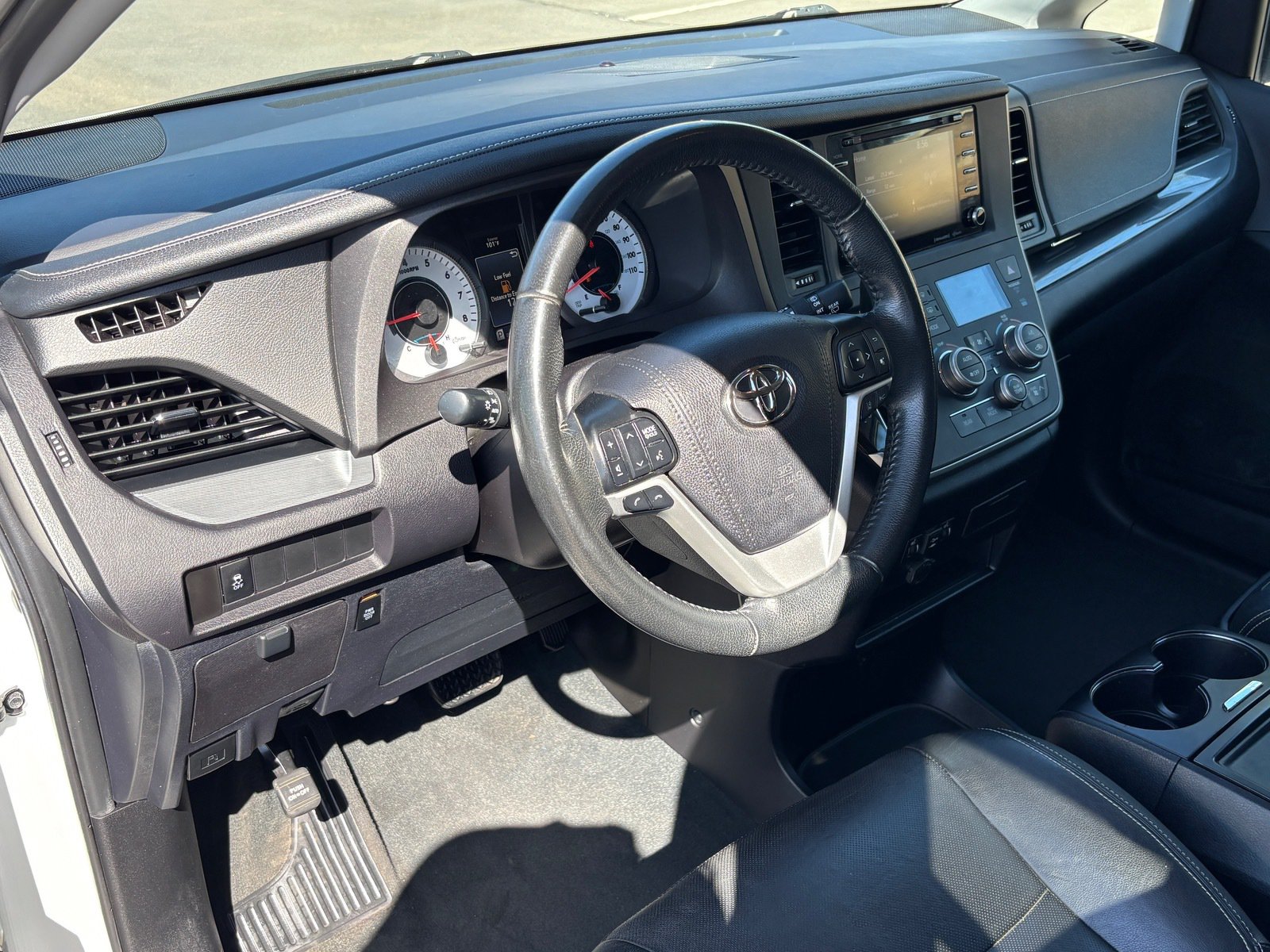 Used 2020 Toyota Sienna SE w/ Carpet Mat Package FWD image 19