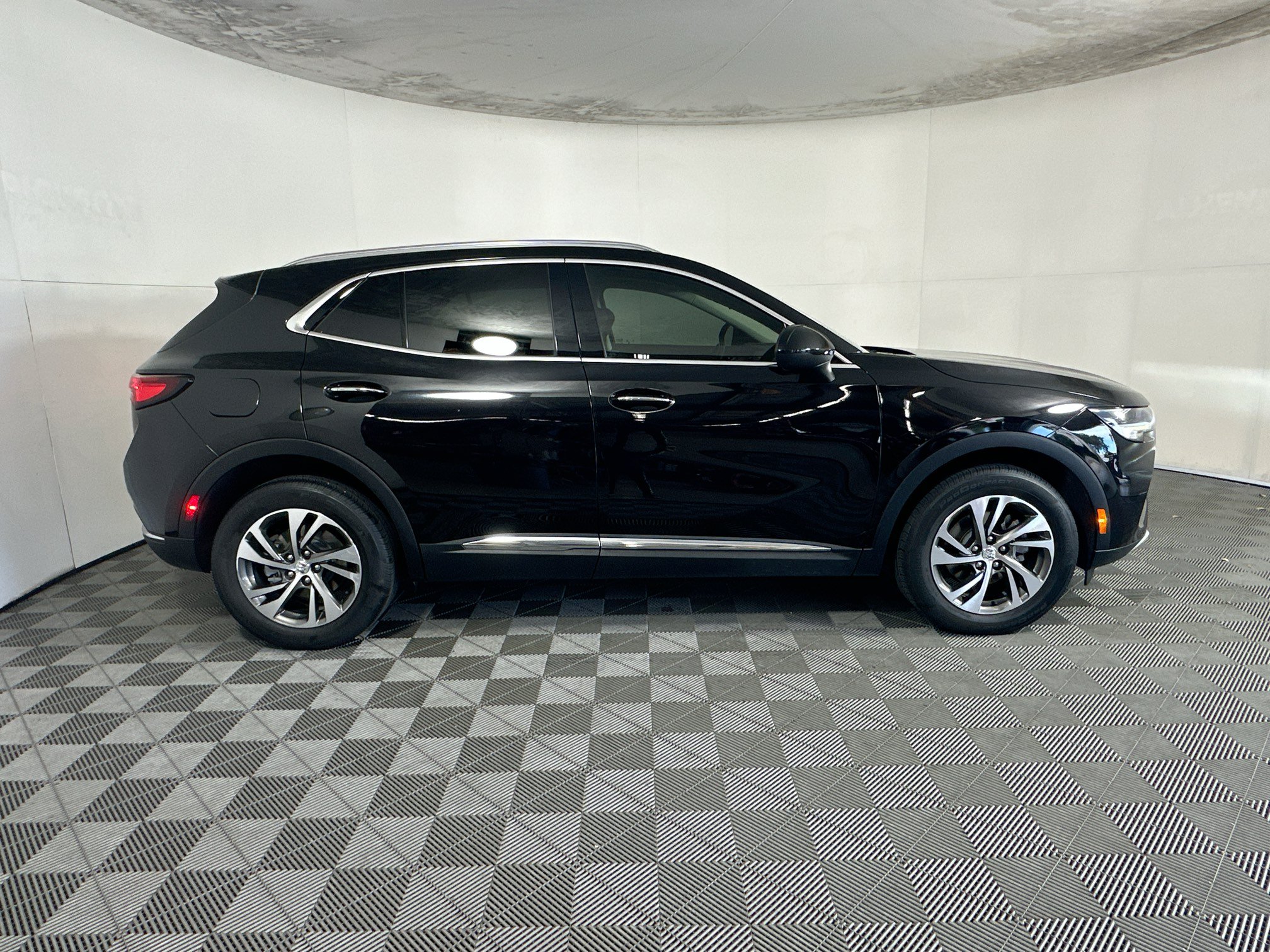 Used 2023 Buick Envision Essence AWD/4WD image 2