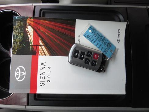 Used 2014 Toyota Sienna XLE image 40