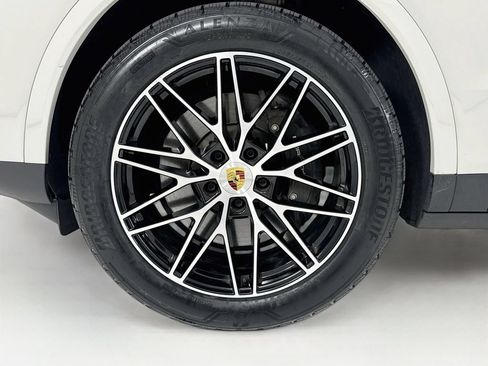 Certified 2024 Porsche Cayenne AWD/4WD image 32