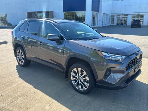 Used 2022 Toyota RAV4 XLE Premium AWD/4WD image 28