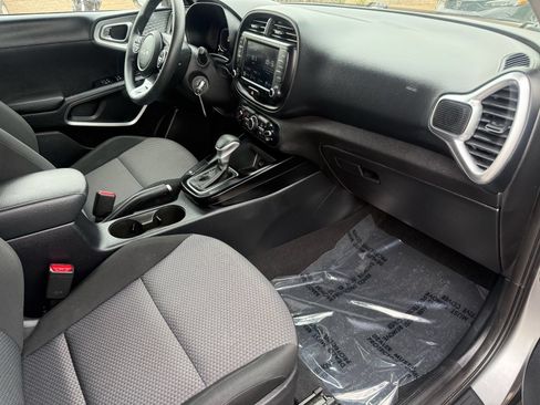 Used 2025 Kia Soul LX w/ LX Technology Package FWD image 29