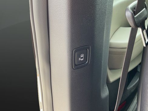Used 2025 Kia Carnival FWD image 25