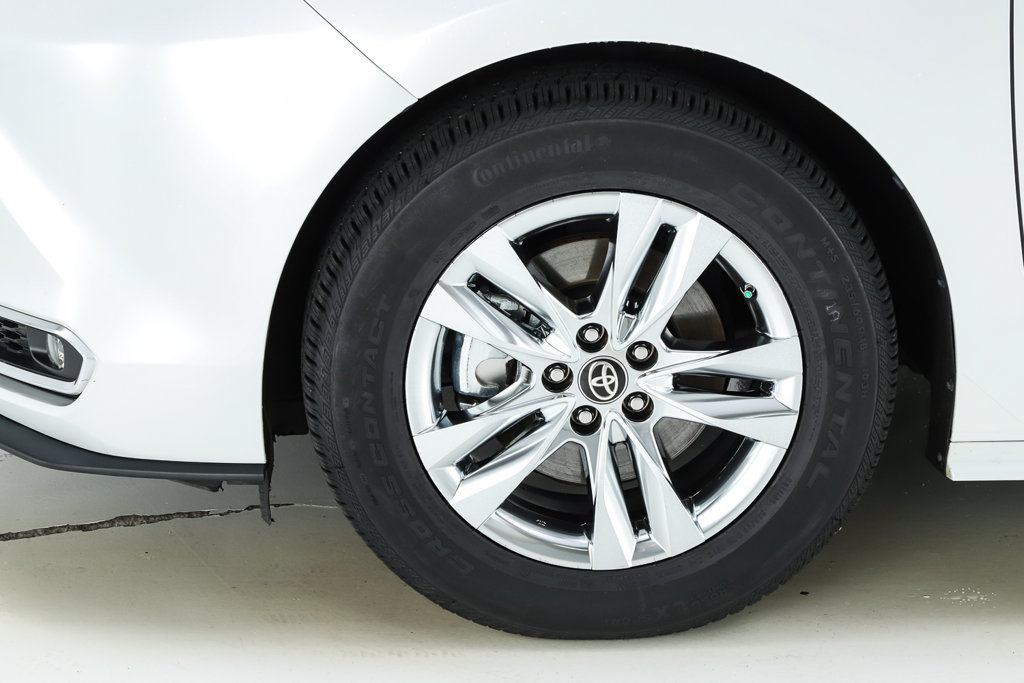 Used 2024 Toyota Sienna XLE w/ XLE Plus Package AWD/4WD image 8