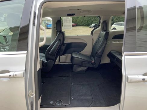 Used 2024 Chrysler Pacifica Touring-L FWD image 24