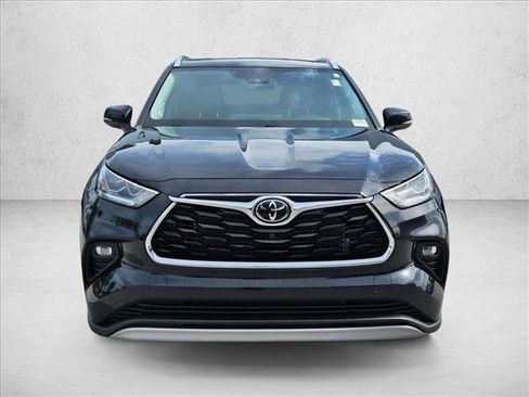 Used 2023 Toyota Highlander Platinum FWD image 2