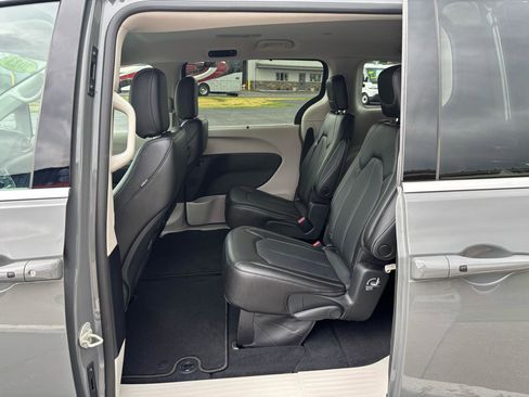 Used 2023 Chrysler Pacifica Touring-L AWD/4WD image 10