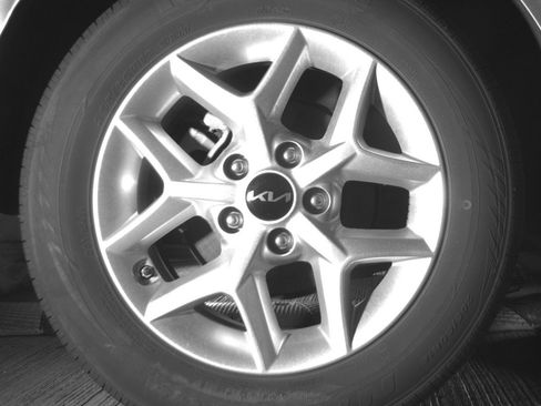 Used 2025 Kia Soul LX w/ LX Technology Package FWD image 15