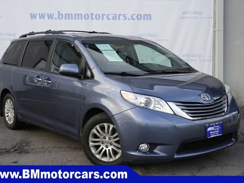 Used 2017 Toyota Sienna XLE Premium FWD image 1