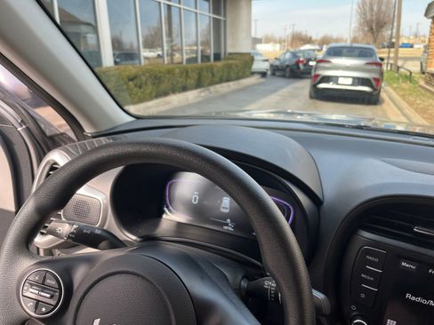 Used 2025 Kia Soul LX w/ LX Technology Package image 32