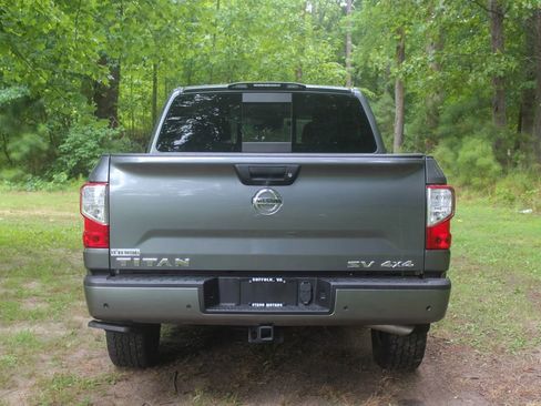 Used 2021 Nissan Titan SV w/ Accessory Utility Package image 4