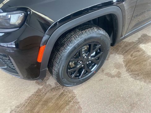 New 2026 Jeep Grand Cherokee Laredo image 4