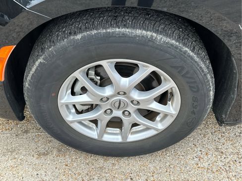 Used 2023 Chrysler Pacifica Touring-L image 11