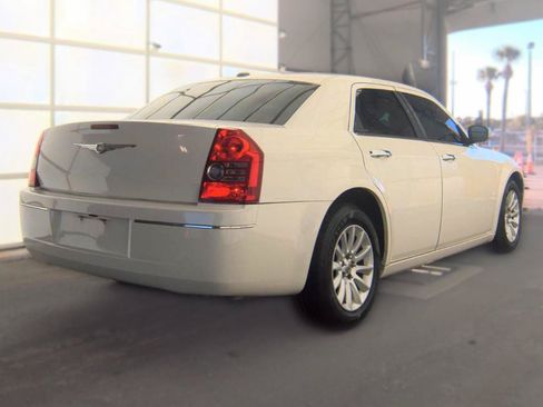 Used 2010 Chrysler 300 Touring RWD image 4