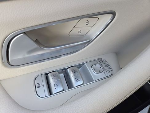 Used 2024 Mercedes-Benz GLS 450 4MATIC image 10