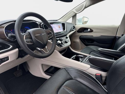 Used 2022 Chrysler Pacifica Limited image 35