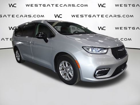 Used 2024 Chrysler Pacifica Touring-L image 2