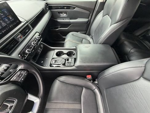 Used 2025 Honda Pilot Touring image 19