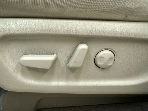 Used 2017 Kia Sedona LX image 25