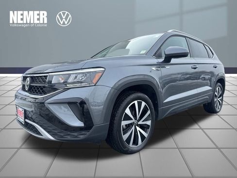 Certified 2022 Volkswagen Taos SE w/ IQ.Drive SE Package image 1